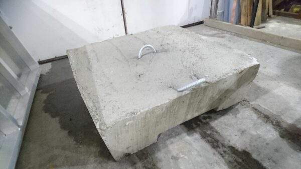 Betonipaino 1000 kg. Raudoitettu betonipaino, jonka päällä nostokahvat ja pohjassa urat. Mökkitarvikkeet verkkokaupasta