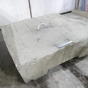 Betonipaino 1000 kg. Raudoitettu betonipaino, jonka päällä nostokahvat ja pohjassa urat. Mökkiravikkeet verkkokaupasta