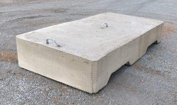 Betonipaino 2000 kg. Raudoitettu betonipaino, jonka päällä nostokahvat ja pohjassa urat. Mökkiravikkeet verkkokaupasta