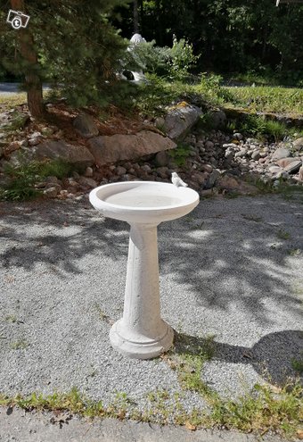 Betoninen lintuallas jalustalla puutarhaan lintujen juoma- ja kylpyaltaaksi.