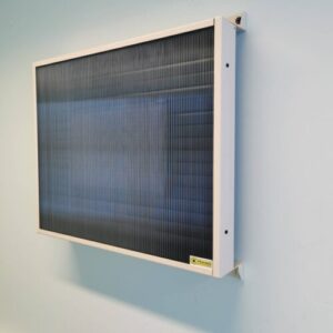 Mini Pöhiskö aurinkokennopuhallin termostaattiventtiilillä mökin seinässä tuomassa raitista ilmaa