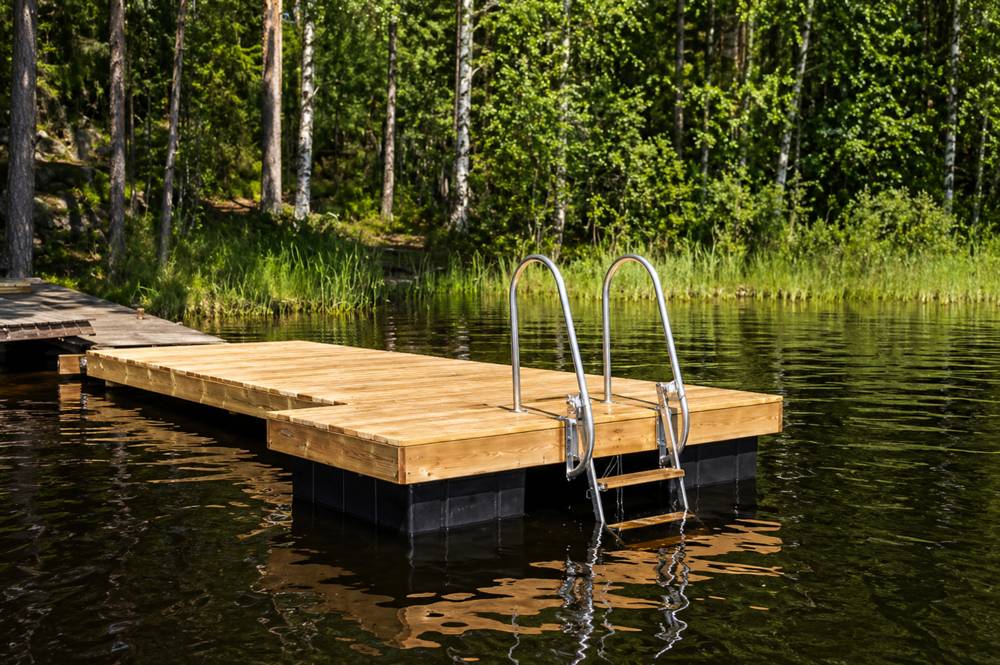 Kelluva laituri mökkirannassa – helppo ja käytännöllinen ratkaisu uimaan ja veneilyyn