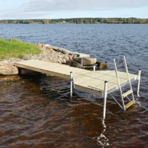 Pylväslaituri Pikku-Roni T-mallinen laituri mökkirannassa