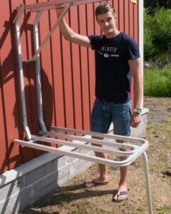 seinälle kääntyvä tuuletusteline parvekkeelle ja pihalle käytössä ja taitettuna