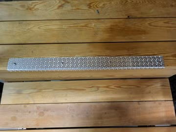 Riisinjyväalumiininen kynnyslista ja liukueste 49,5 cm pitävällä pinnalla.