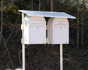 alumiininen postilaatikoiden katos kahdelle postilaatikolle ulkona