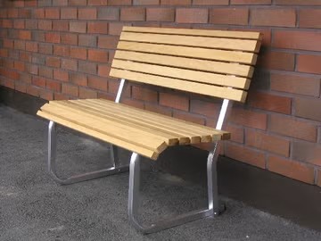 Laituripenkin jalat anodisoitua alumiinia valmiissa ulkopenkissä laiturille tai pihalle