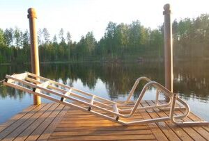 Kääntyvät KIKKA-laituritikkaat kääntömekanismilla puulaiturilla