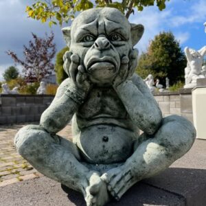 Käsin patinoitu betoninen Gargoyle-patsas puutarhan, terassin ja mökkipihan koristeeksi.